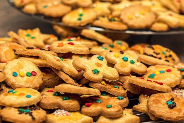 たくさんのクッキーが並べられている画像